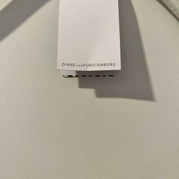 DVF MYLA Bodycon dress Sz. 6 in Dragon Fruit CLASSIC! *MSRP: $348+tax - Picture 4 of 9